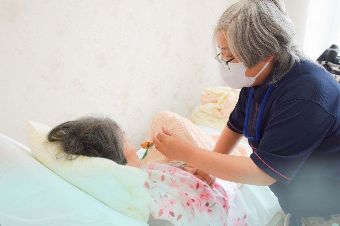 入居者さまと職員2